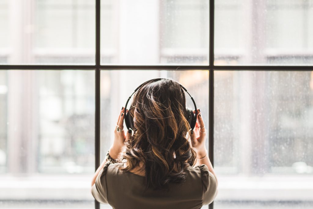 mendengarkan lagu agar tidak bosan belajar