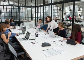 Ilustrasi bekerja kantoran