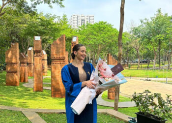 Enzy Storia lulus kuliah