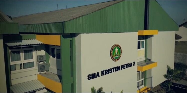 akses jalan menuju Sekolah Petra Surabaya diketahui ditutup warga